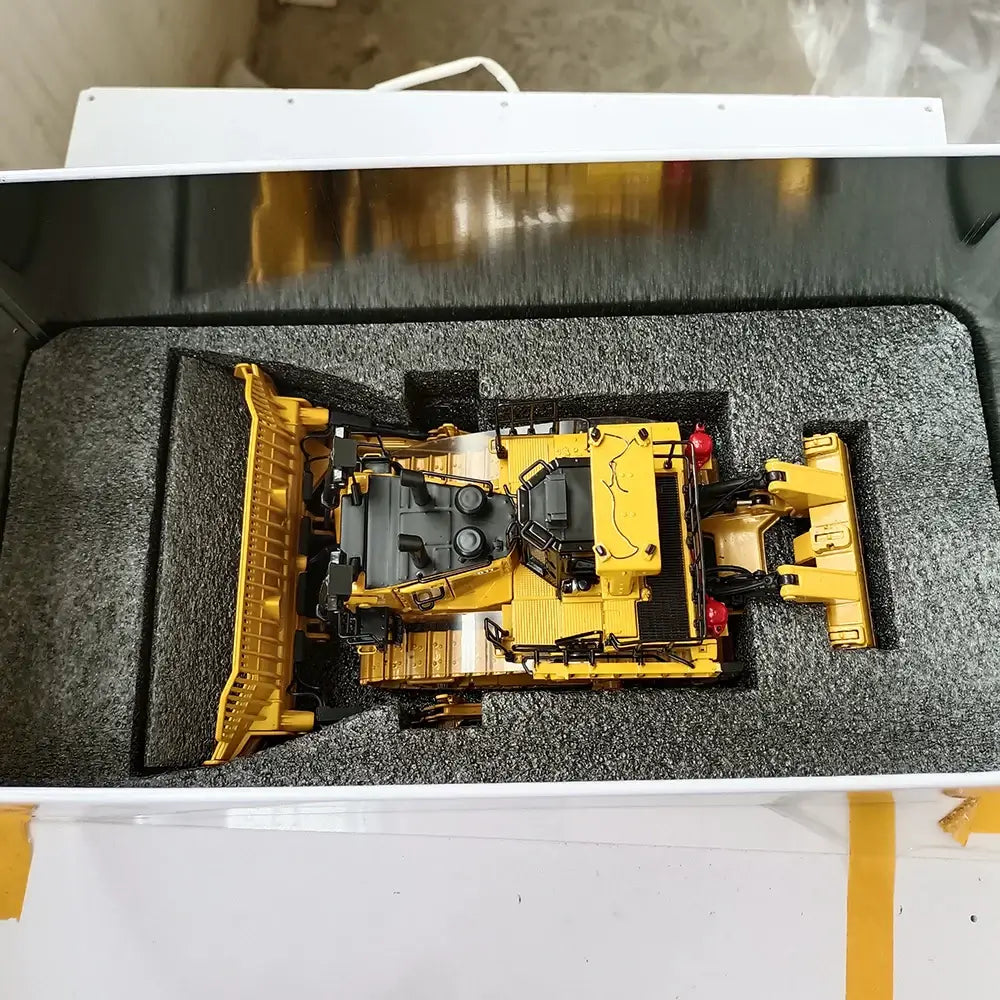 Cat D11T Bulldozer Model 1:50 Diecast Dozer