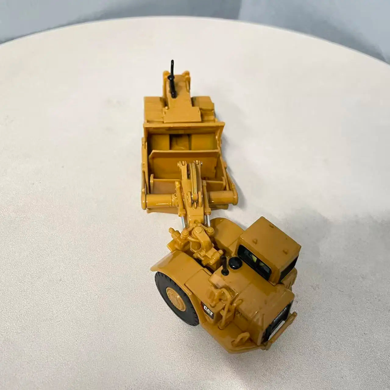 Die-cast 1:87 Cat 627g Wheel Scraper Alloy Model Simulation Engineering Vehicle 85134 Collection Commemorative Ornament