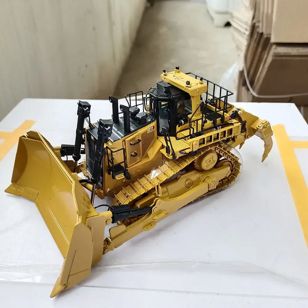 Cat D11T Bulldozer Model 1:50 Diecast Dozer