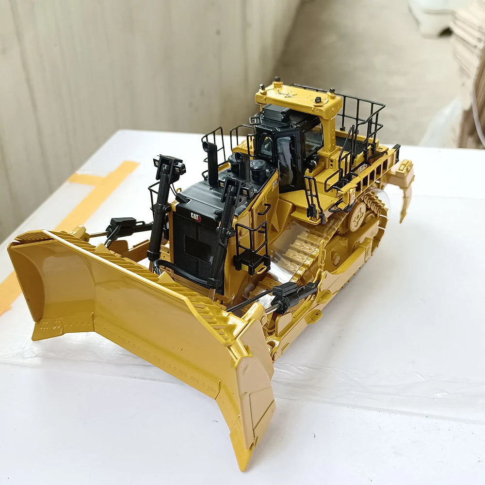 Die-cast 1:50 Scale Cat D11t Dozer-tkn Design Bulldozer Simulation Alloy Engineering Vehicle Model 85604 Fan Collection Souvenir