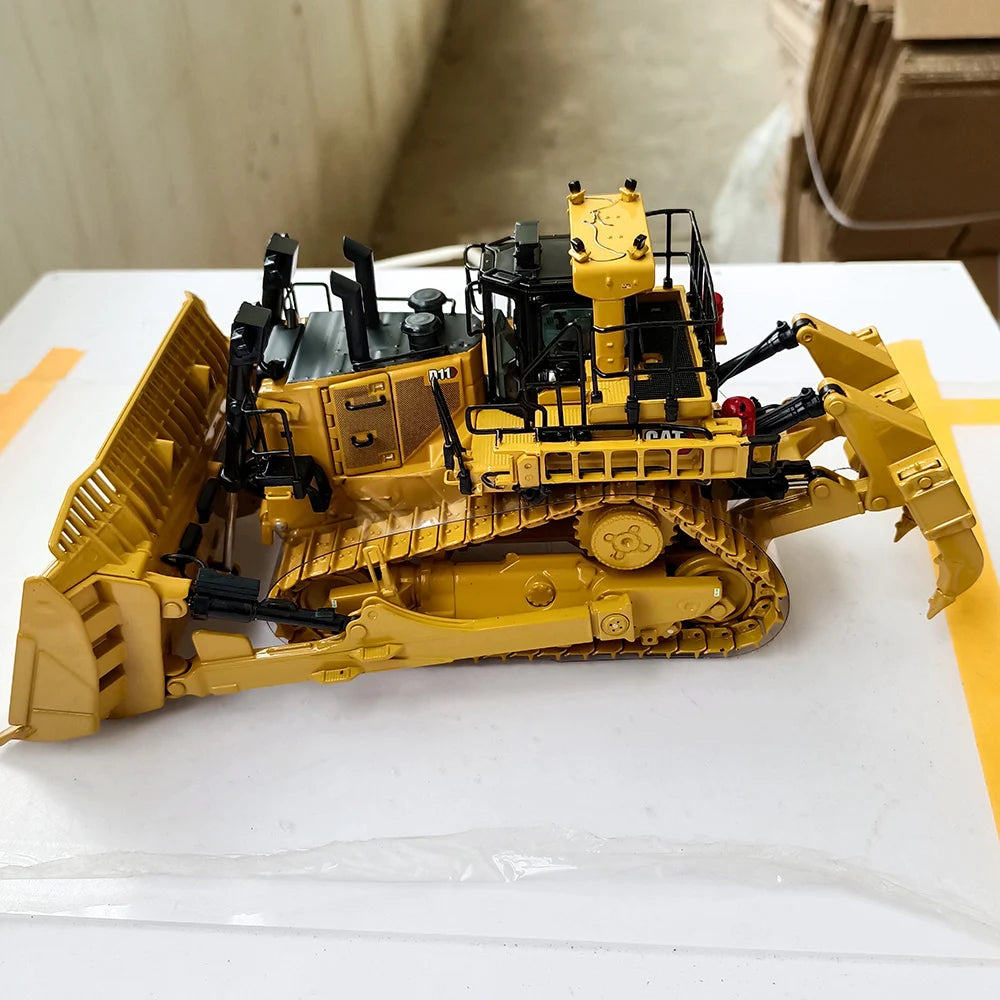 Die-cast 1:50 Scale Cat D11t Dozer-tkn Design Bulldozer Simulation Alloy Engineering Vehicle Model 85604 Fan Collection Souvenir